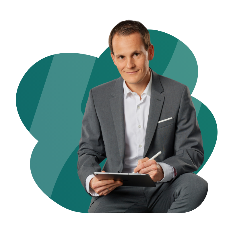 Herr Hölldobler im Business-Outfit sitzend am Tablet mit grüner Wolke als Hintergrund