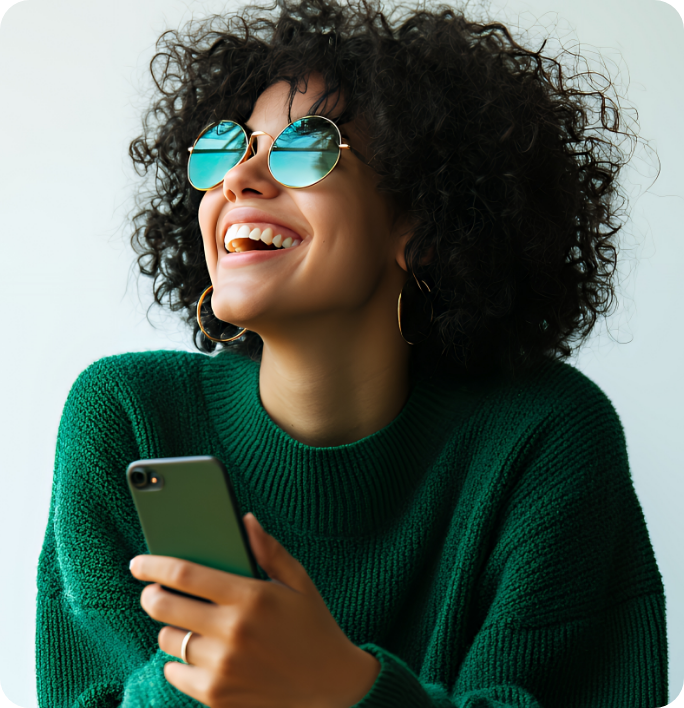 Portrait Person mit Smartphone und Sonnenbrille lachend