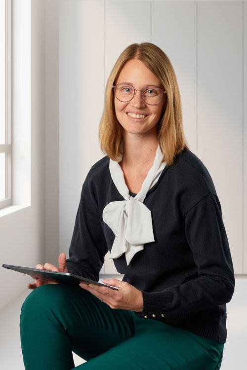 Frau Hölldobler im Business-Outfit sitzend mit Tablet