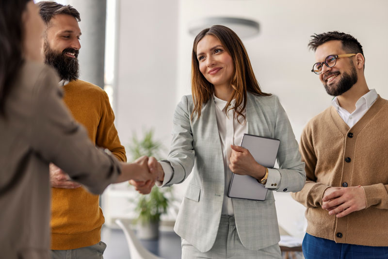 Gruppe von Personen im beruflichen Austausch